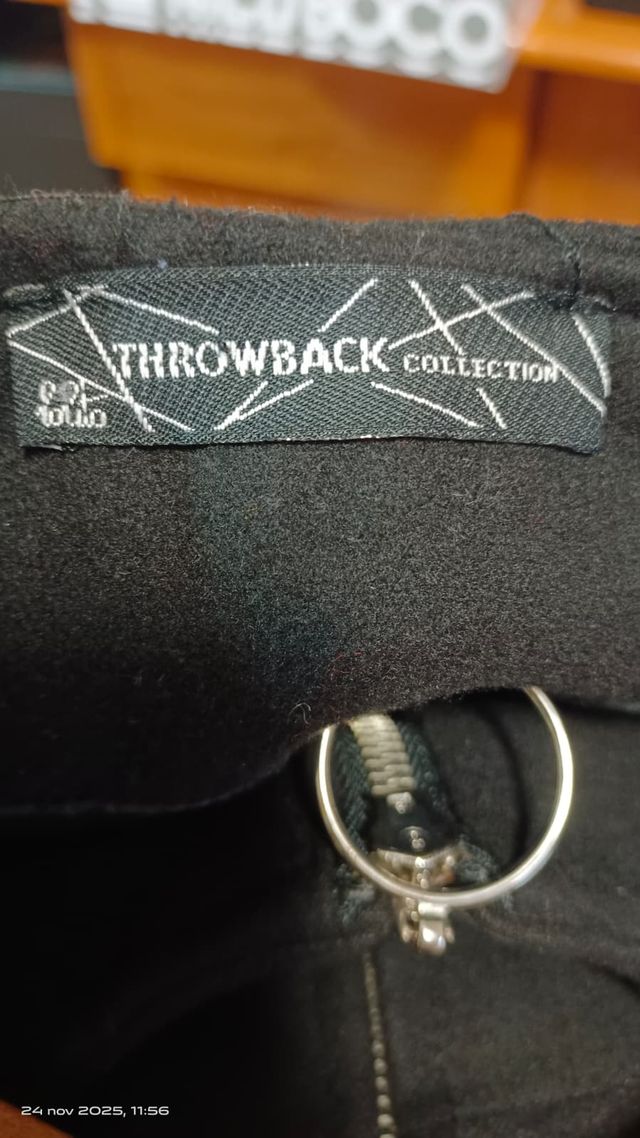 Abrigo Negro XL con Puños de Pelo