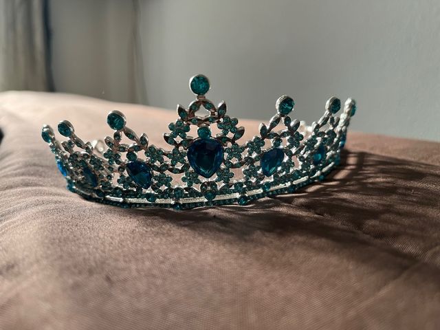 Corona plateada con pedrería azul