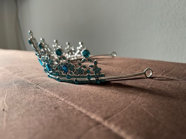 Corona plateada con pedrería azul