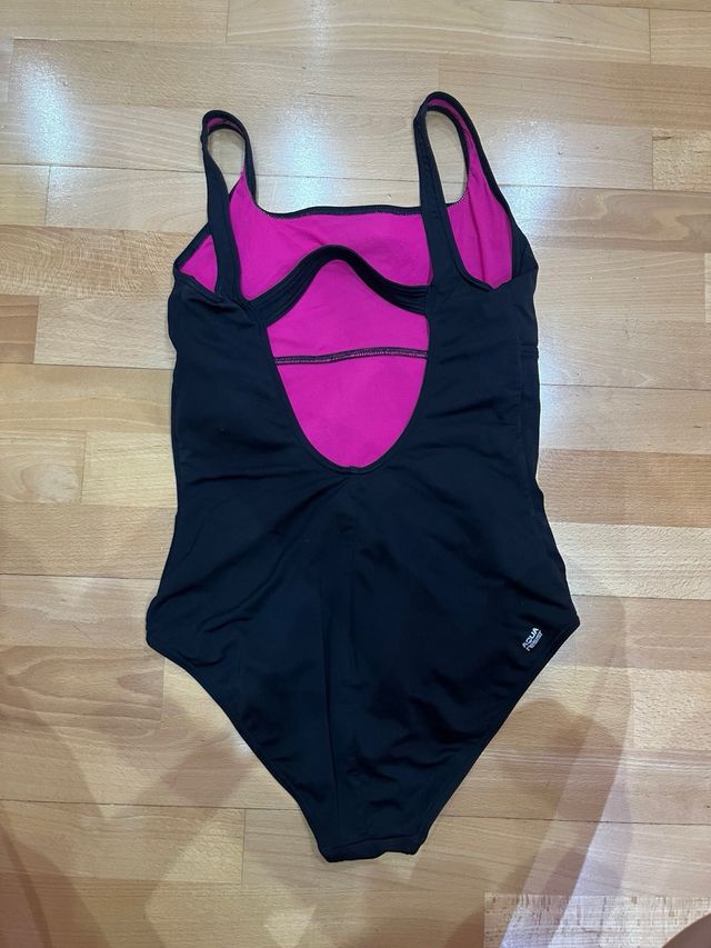 Bañador negro con detalles fucsia