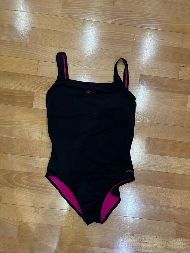 Bañador negro con detalles fucsia