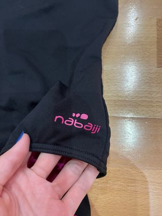 Bañador negro con detalles fucsia