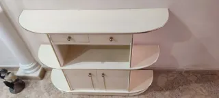 Mueble de entrada blanco y dorado