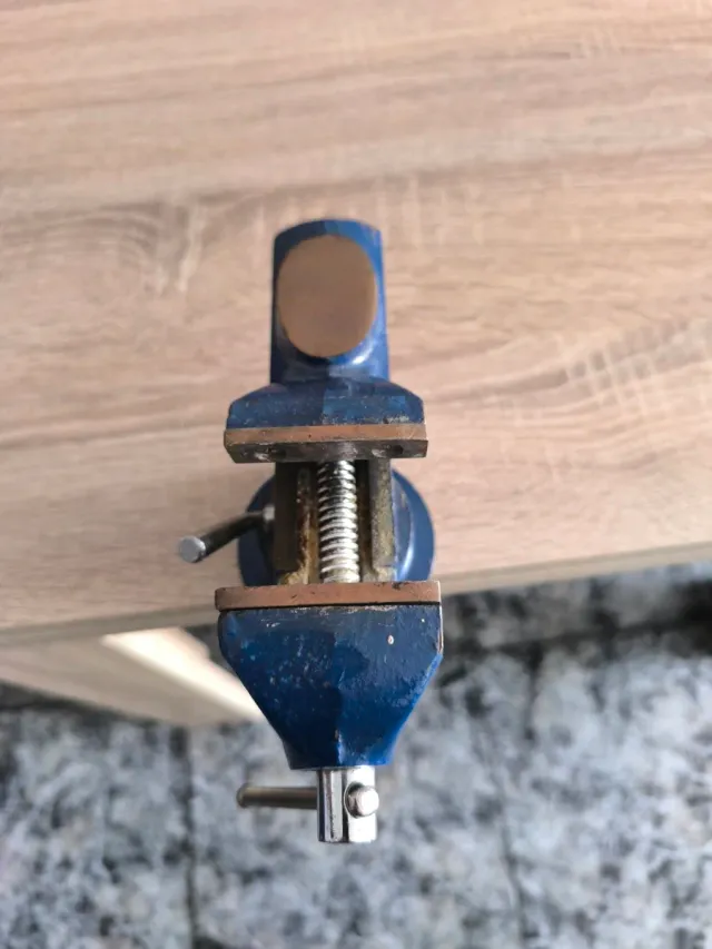 Tornillo de banco pequeño azul