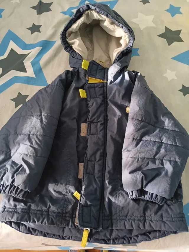 Abrigo infantil azul con capucha