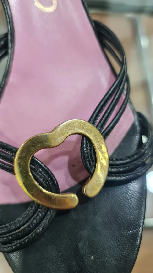 Sandalias ALDO negras y doradas