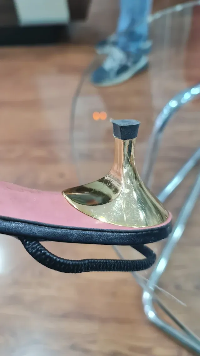 Sandalias ALDO negras y doradas