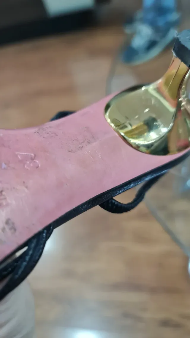 Sandalias ALDO negras y doradas