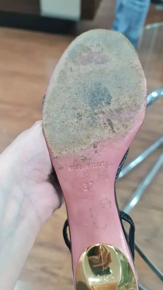 Sandalias ALDO negras y doradas