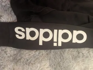 Sudadera Adidas Negra con Logo.