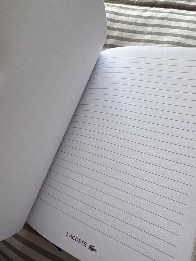 Libreta y 4 rotuladores Lacoste.