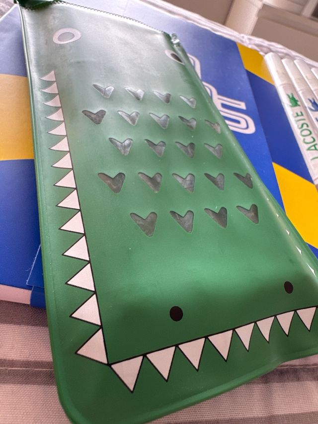 Libreta y 4 rotuladores Lacoste.