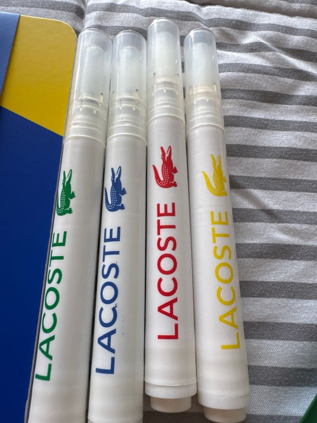 Libreta y 4 rotuladores Lacoste.