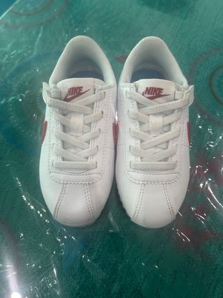 Zapatilla Nike Cortez Niño Blancas/Rojas número 25