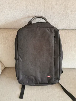 Mochila gris oscura para portátil con su cargador