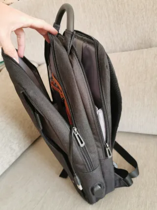 Mochila gris oscura para portátil con su cargador