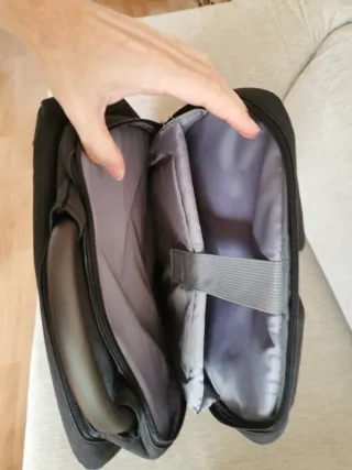 Mochila gris oscura para portátil con su cargador