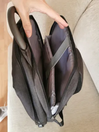 Mochila gris oscura para portátil con su cargador