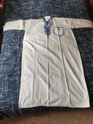 Chillaba con bata blanca y detalles azules