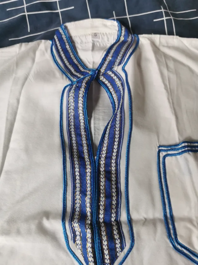 Chillaba con bata blanca y detalles azules