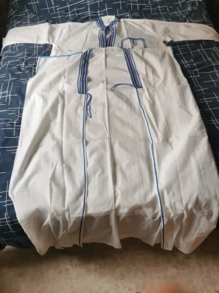 Chillaba con bata blanca y detalles azules