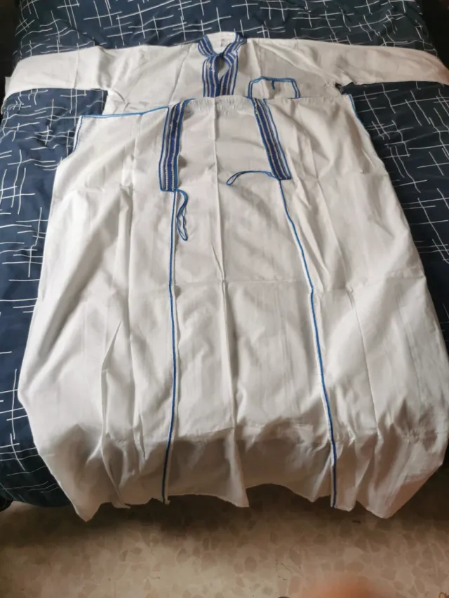 Chillaba con bata blanca y detalles azules