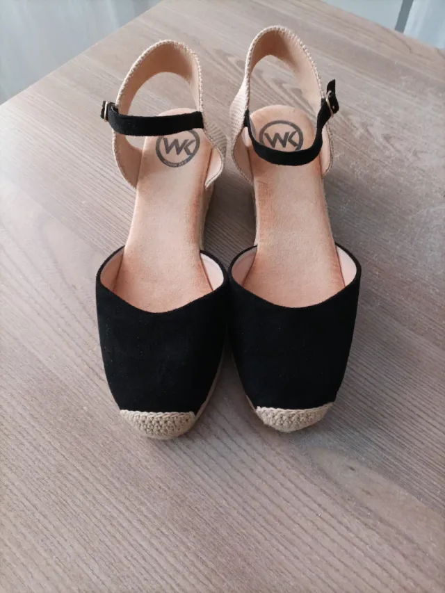 Cuñas WK negras y beige