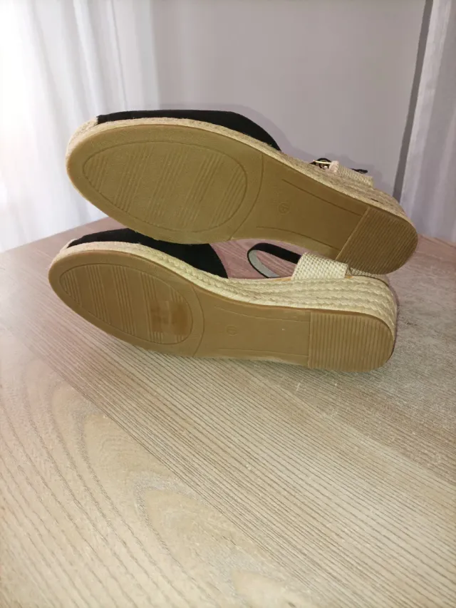 Cuñas WK negras y beige