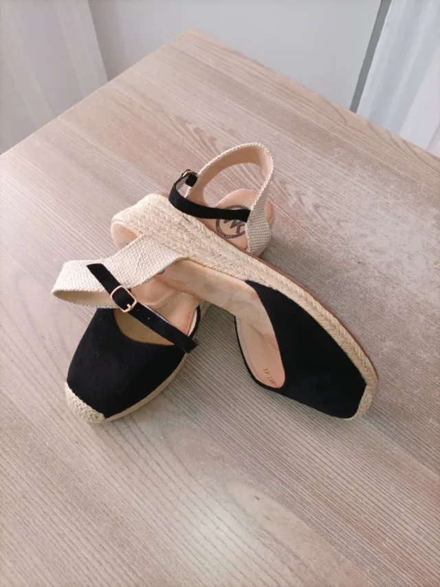 Cuñas WK negras y beige