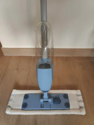 Mopa con depósito pulverizador