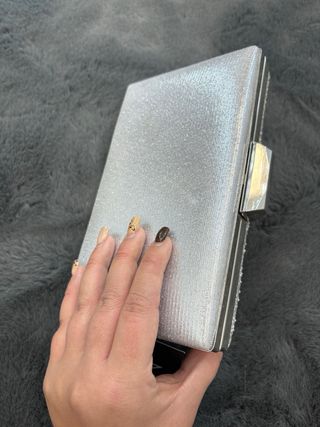 Bolso de fiesta con brillos dorado