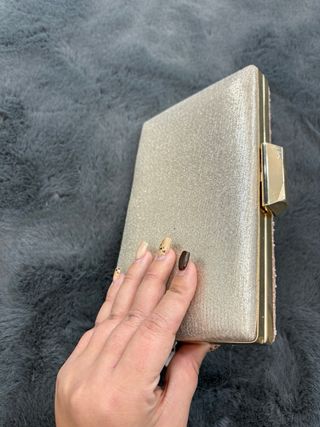 Bolso de fiesta con brillos dorado