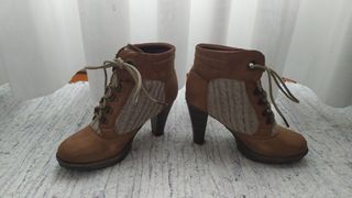 Botín tacón piel marrón con cordones