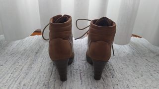 Botín tacón piel marrón con cordones