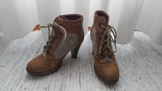 Botín tacón piel marrón con cordones