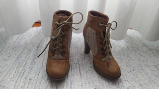 Botín tacón piel marrón con cordones