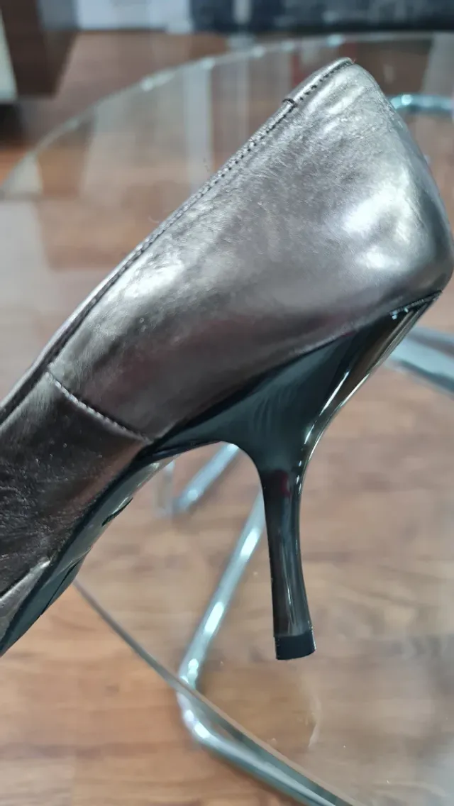 Zapatos de tacón dorados peep toe