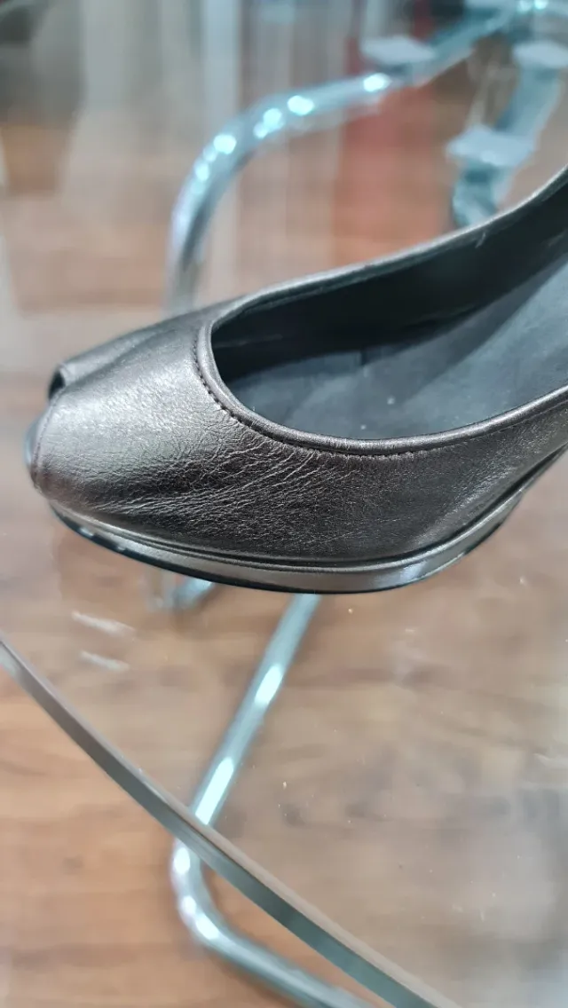 Zapatos de tacón dorados peep toe