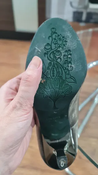 Zapatos de tacón dorados peep toe