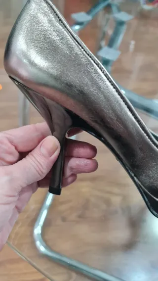 Zapatos de tacón dorados peep toe