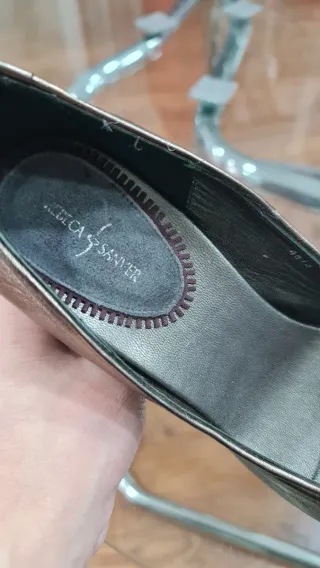 Zapatos de tacón dorados peep toe