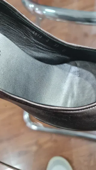 Zapatos de tacón dorados peep toe