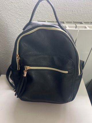 Mochila negra con cremallera dorada sin estrenar