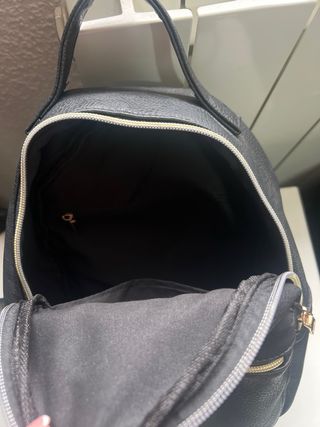 Mochila negra con cremallera dorada sin estrenar