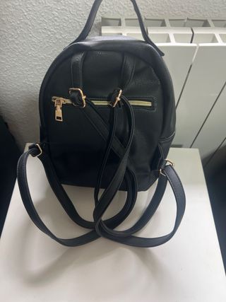 Mochila negra con cremallera dorada sin estrenar