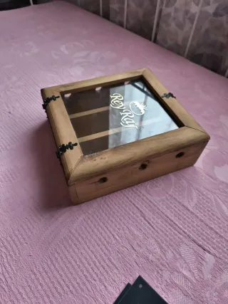 Caja de madera con asa y cierre