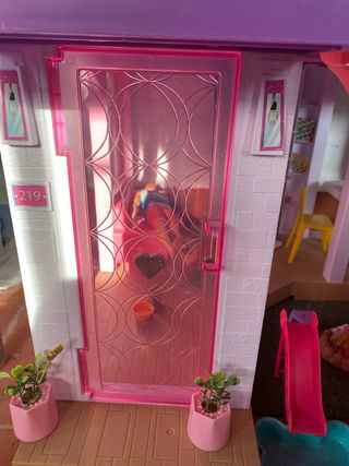 Casa de Barbie con tobogán y piscina