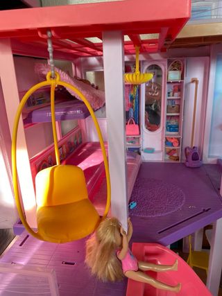 Casa de Barbie con tobogán y piscina