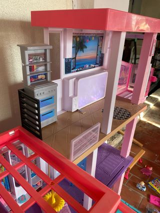 Casa de Barbie con tobogán y piscina