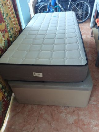 Canapé con colchón beige y marrón